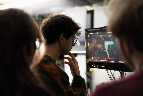Nathan Villaneau en plein tournage de son court métrage Fort Comme Un Lion.